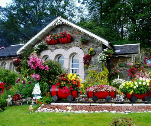 Sân vườn được thiết kế siêu sáng tạo với mô hình đoàn tàu hoả chất đầy hoa chạy quanh vườn nhà 